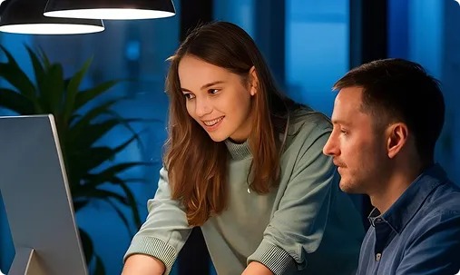 Web designer di WebKore al lavoro sulla creazione di un sito web professionale, moderno e responsive